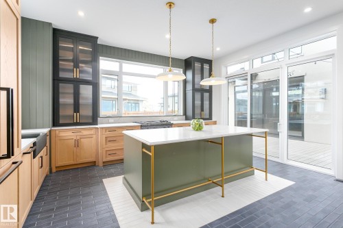 152 Hays Ridge Boulevard, Edmonton, AB - Indoor Photo Showing Kitchen With Upgraded Kitchen