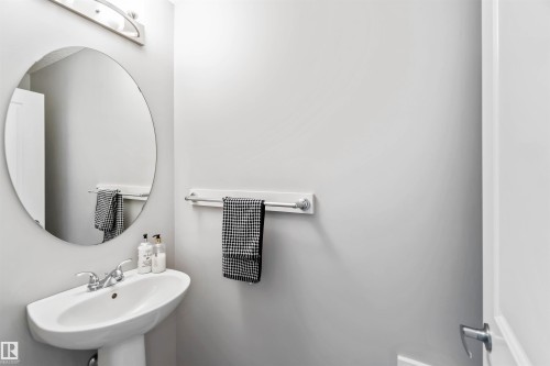 6319 167A Avenue, Edmonton, AB - Indoor Photo Showing Bathroom