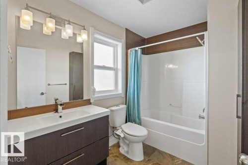 9614 120 Avenue, Edmonton, AB - Indoor Photo Showing Bathroom