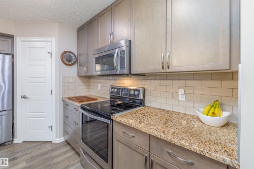 816 35 Avenue, Edmonton, AB - Indoor Photo Showing Kitchen With Upgraded Kitchen