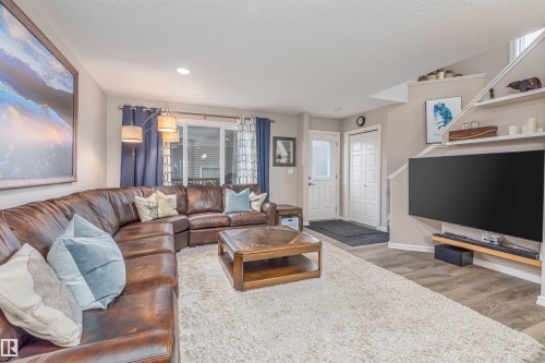 816 35 Avenue, Edmonton, AB - Indoor Photo Showing Living Room