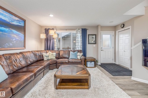 816 35 Avenue, Edmonton, AB - Indoor Photo Showing Living Room
