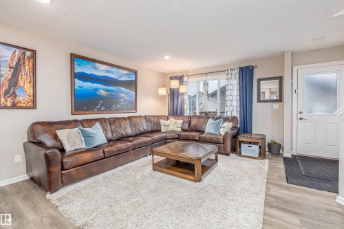 816 35 Avenue, Edmonton, AB - Indoor Photo Showing Living Room