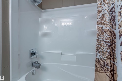 816 35 Avenue, Edmonton, AB - Indoor Photo Showing Bathroom