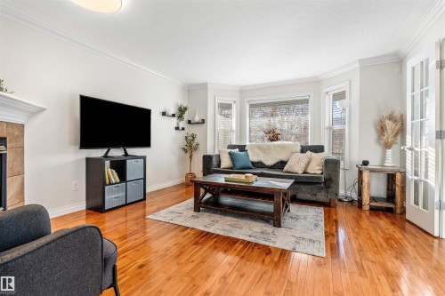 21348 88 Avenue, Edmonton, AB - Indoor Photo Showing Living Room