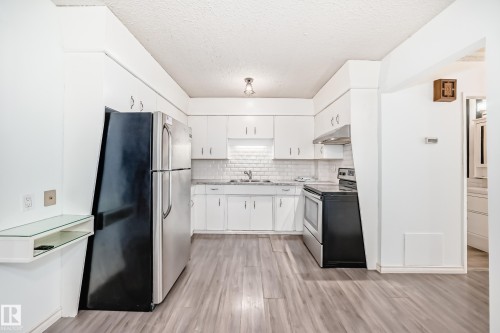 9623/9625 73 Avenue Nw, Edmonton, AB - Indoor Photo Showing Kitchen