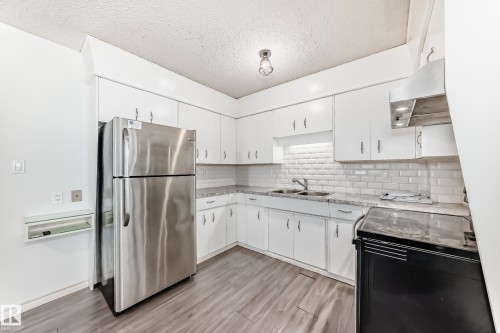 9623/9625 73 Avenue Nw, Edmonton, AB - Indoor Photo Showing Kitchen