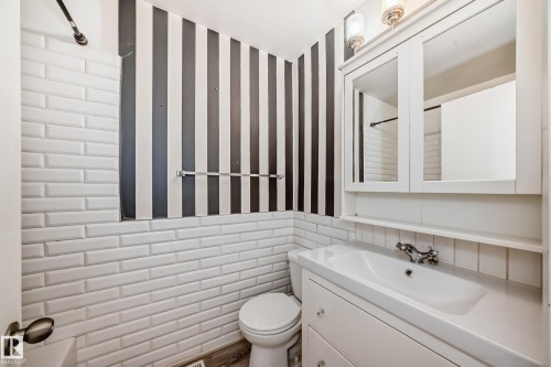 9623/9625 73 Avenue Nw, Edmonton, AB - Indoor Photo Showing Bathroom