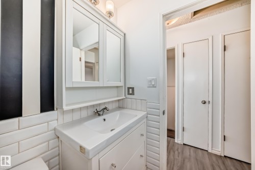 9623/9625 73 Avenue Nw, Edmonton, AB - Indoor With Storage