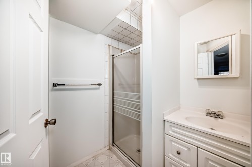 9623/9625 73 Avenue Nw, Edmonton, AB - Indoor Photo Showing Bathroom