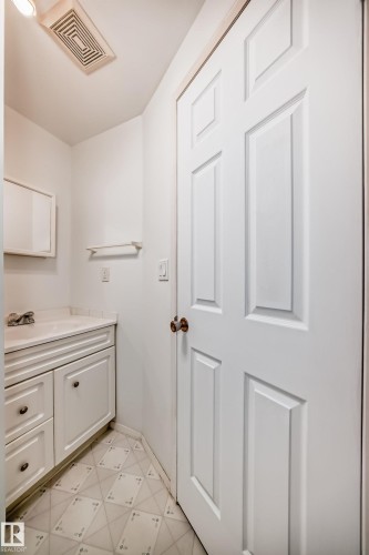 9623/9625 73 Avenue Nw, Edmonton, AB - Indoor Photo Showing Laundry Room