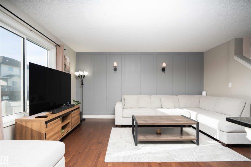 13 5317 3 Avenue, Edmonton, AB - Indoor Photo Showing Living Room