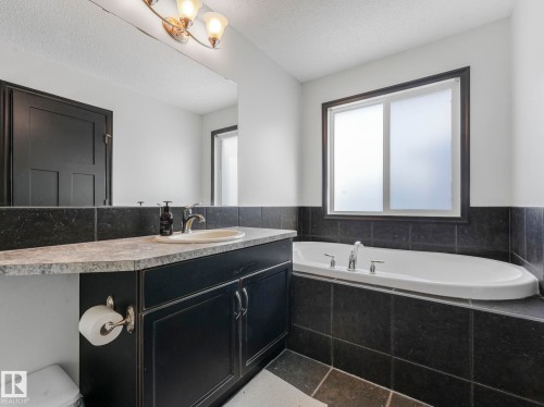 60 Becker Crescent, Fort Saskatchewan, AB - Indoor Photo Showing Bathroom