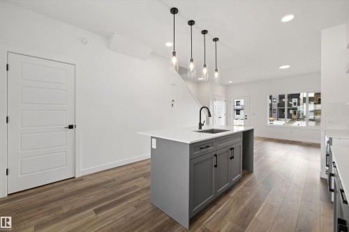 634 176 Avenue, Edmonton, AB - Indoor Photo Showing Kitchen