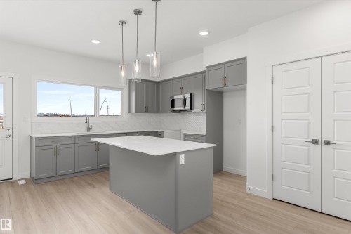 428 176 Avenue, Edmonton, AB - Indoor Photo Showing Kitchen With Upgraded Kitchen