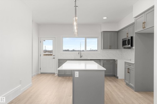 428 176 Avenue, Edmonton, AB - Indoor Photo Showing Kitchen