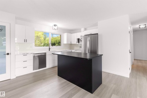 875 Juniper Avenue, Sherwood Park, AB - Indoor Photo Showing Kitchen With Upgraded Kitchen