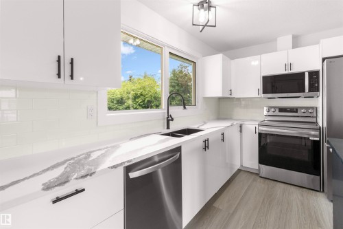 875 Juniper Avenue, Sherwood Park, AB - Indoor Photo Showing Kitchen With Double Sink