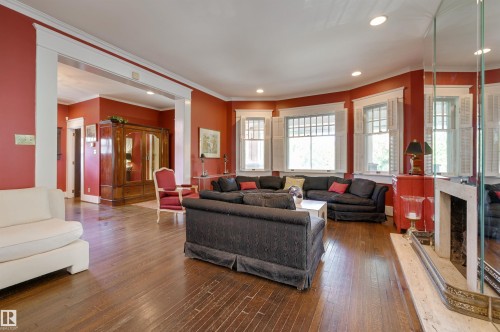 10226 Connaught Drive, Edmonton, AB - Indoor Photo Showing Living Room