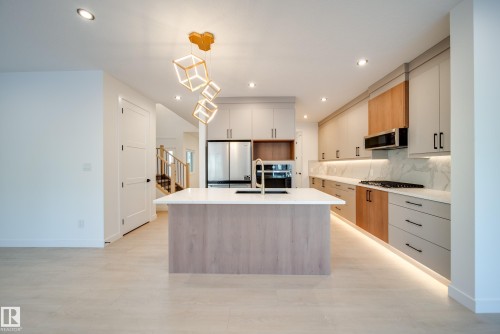 22 Blackbird Bend, Fort Saskatchewan, AB - Indoor Photo Showing Kitchen With Upgraded Kitchen