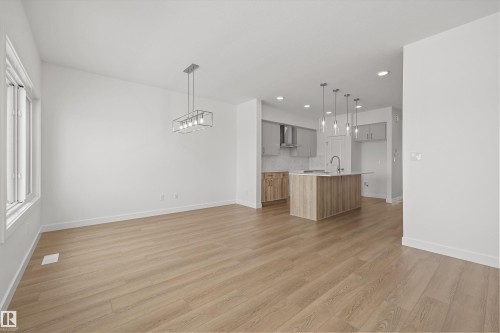 620 176 Avenue, Edmonton, AB - Indoor Photo Showing Kitchen