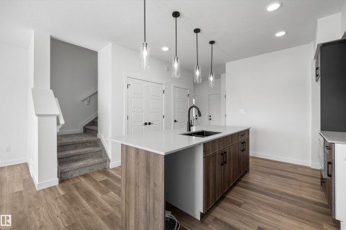 622 176 Avenue, Edmonton, AB - Indoor Photo Showing Kitchen With Upgraded Kitchen