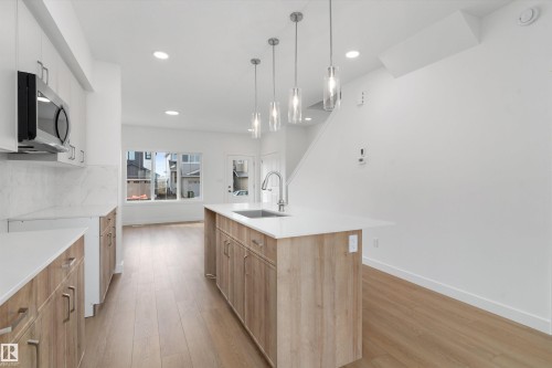 1048 14 Avenue, Edmonton, AB - Indoor Photo Showing Kitchen