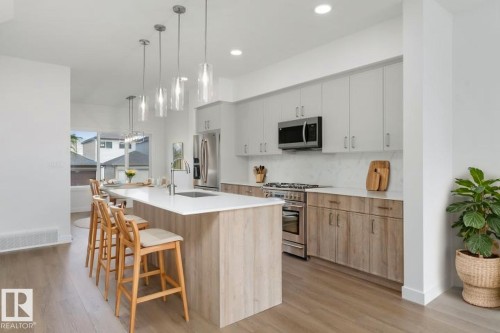 1048 14 Avenue, Edmonton, AB - Indoor Photo Showing Kitchen With Upgraded Kitchen
