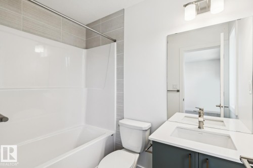 1048 14 Avenue, Edmonton, AB - Indoor Photo Showing Bathroom