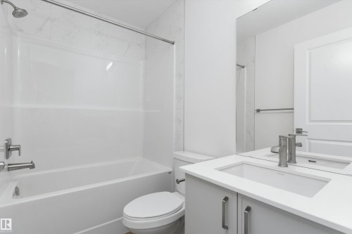 1048 14 Avenue, Edmonton, AB - Indoor Photo Showing Bathroom