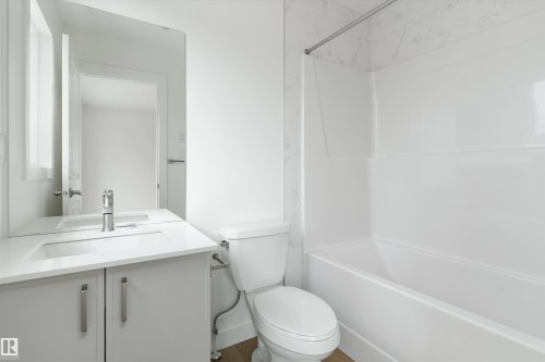 1048 14 Avenue, Edmonton, AB - Indoor Photo Showing Bathroom