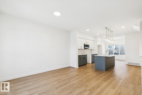 1048 14 Avenue, Edmonton, AB - Indoor Photo Showing Kitchen