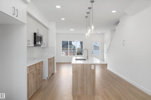 1048 14 Avenue, Edmonton, AB - Indoor Photo Showing Kitchen