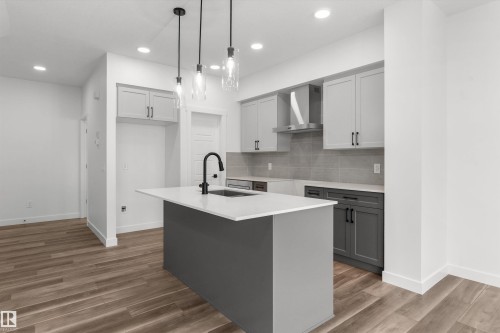928 18 Avenue, Edmonton, AB - Indoor Photo Showing Kitchen With Upgraded Kitchen