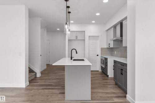 928 18 Avenue, Edmonton, AB - Indoor Photo Showing Kitchen
