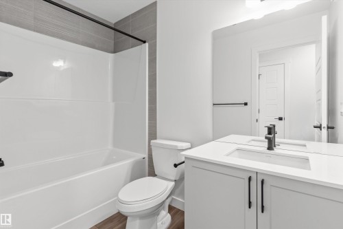 928 18 Avenue, Edmonton, AB - Indoor Photo Showing Bathroom