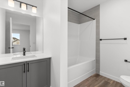 928 18 Avenue, Edmonton, AB - Indoor Photo Showing Bathroom