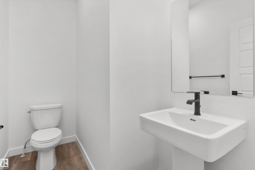 928 18 Avenue, Edmonton, AB - Indoor Photo Showing Bathroom