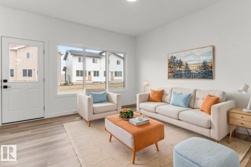 928 18 Avenue, Edmonton, AB - Indoor Photo Showing Living Room