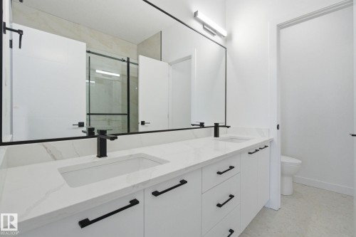 7953 79 Avenue, Edmonton, AB - Indoor Photo Showing Bathroom