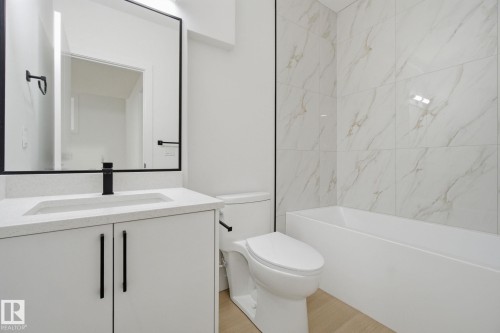 7953 79 Avenue, Edmonton, AB - Indoor Photo Showing Bathroom