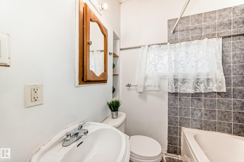 10564 92 Street, Edmonton, AB - Indoor Photo Showing Bathroom