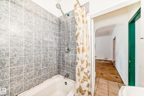 10564 92 Street, Edmonton, AB - Indoor Photo Showing Bathroom