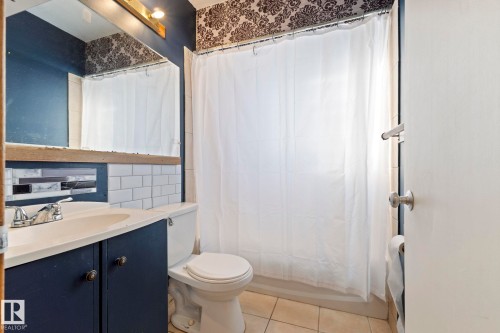 12023 137 Avenue, Edmonton, AB - Indoor Photo Showing Bathroom