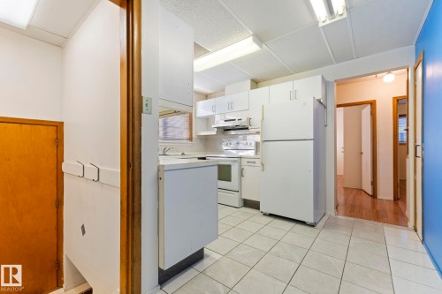 12023 137 Avenue, Edmonton, AB - Indoor Photo Showing Kitchen