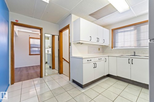12023 137 Avenue, Edmonton, AB - Indoor Photo Showing Kitchen