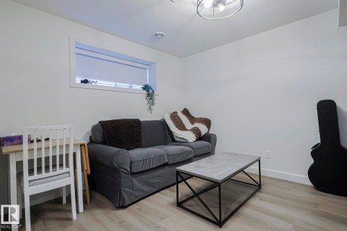 6343 King Wynd, Edmonton, AB - Indoor Photo Showing Living Room