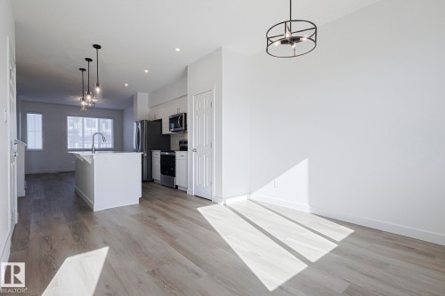 6343 King Wynd, Edmonton, AB - Indoor Photo Showing Kitchen