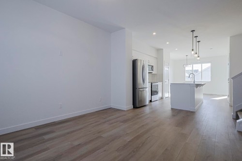 6343 King Wynd, Edmonton, AB - Indoor Photo Showing Kitchen