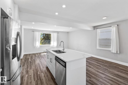 11420 112 Avenue, Edmonton, AB - Indoor Photo Showing Kitchen With Stainless Steel Kitchen With Double Sink With Upgraded Kitchen